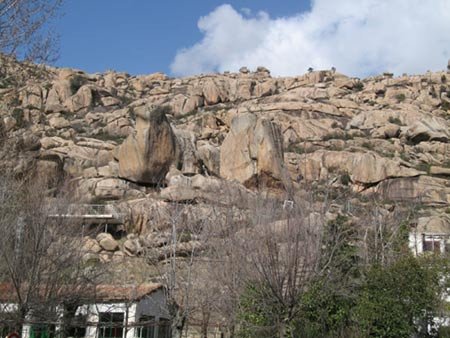 Imagen del entorno de La Pedriza, al lado de las casas de Manzanares. Guiarte.com Copyright