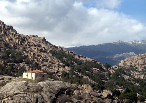 La ermita de Peña Sacra, sobre un inmenso roquedo, a la entrada de La Pedriza. Guiarte.com Copyright