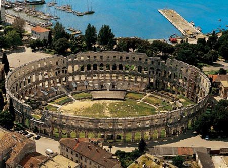 La Arena, el anfiteatro romano de Pula, junto a las aguas del adriático. Milan Babi&#263;. Turismo de Croacia