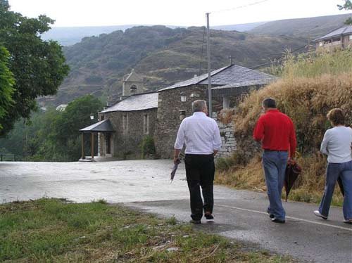 Turistas de paseo por Forna, ante la vieja ermita. Imagen Guiarte Copyright