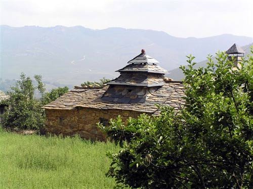 Casa de Villar del Monte con una extraordinaria chimenea de estilo pagoda. Guiarte Copyright