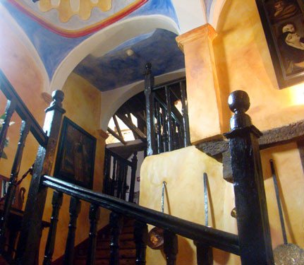 La entrada a la Posada Real La Casa del Abad. Guiarte Copyright