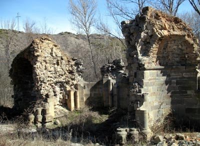 Restos del ábside románico del monasterio de San Juán de Montealegre. Guiarte Copyright