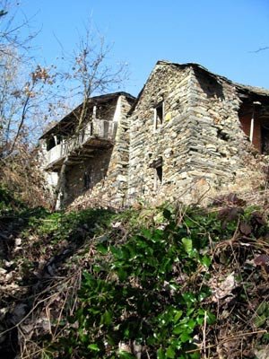 Magníficas casa en el barrio de Nistoso, en la imagen se aprecia cómo está cayendo la pared lateral de la edificación. Guiarte Copyright