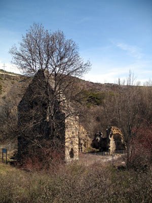 La espadaña del templo de San Juan de Montealegre y unos restos del ábside es lo que queda del monasterio, tras un siglo de acelerada destrucción.