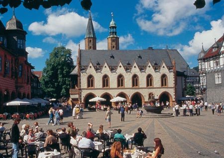 El ayuntamiento, con su aire gótico, preside la actividad diaria de la plaza. Goslar marketing gmbh