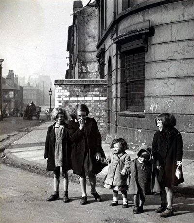Niños jugando en la calle, Hockley, Birmingham, c.1943. Bill Brandt