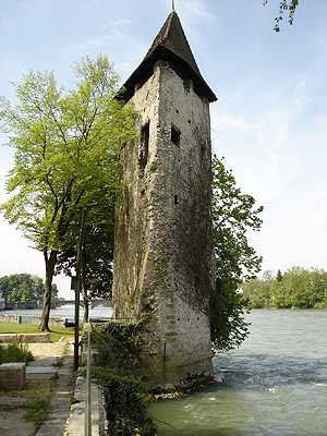 Una torre asoma a la rápida corriente del Rin, en Rheinfelden, Imagen de guiarte.com