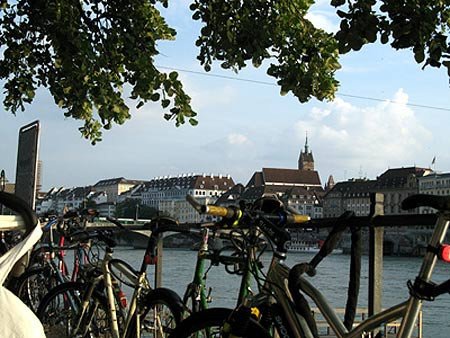 El Rin se serena al llegar a Basilea, última ciudad suiza en su camino. Imagen de guiarte.com