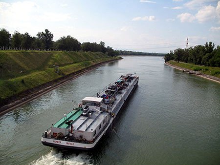 Un navío de contenedores viaja hacia el norte por el Canal de Alsacia, tras pasar la esclusa de Kembs. Imagen de guiarte.com