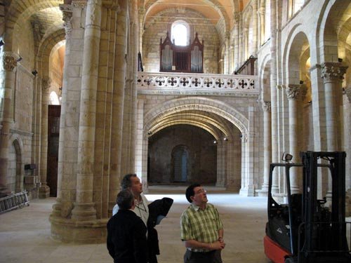 interior de la iglesia de San Isidoro, en el tramo final de los trabajos de mejora. El templo ha ganado en belleza y luminosidad.