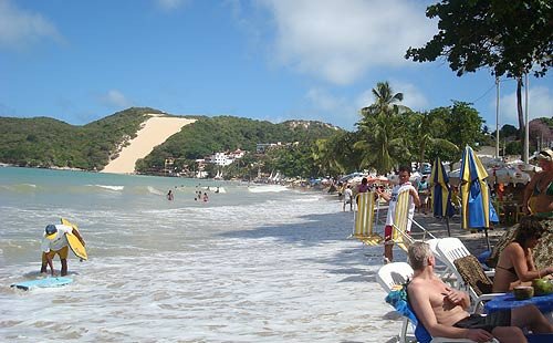 Natal es un referente del turismo Brasileño. Aquí se puede ver la abarrotada playa de Ponta Negra. Guiarte Copyright