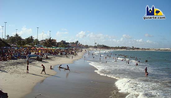 Playa de Redinha en un día de fiesta. No es una playa turística, por eso está menos explotada y los bañistas son ciudadanos de Natal. Guiarte Copyright