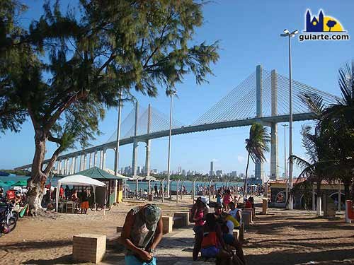 Desde las inmediaciones de la playa de Redinha se tienen buenas vistas del Puente de Todos y la ciudad de Natal. Guiarte Copyright