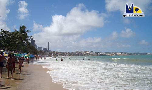 Playa de Ponta Negra, en el casco urbano de Natal, es pequeña y muy explotada, comparada con las playas de los alrededores. Guiarte Copyright