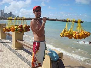 El autor de esta guía sujetando un surtido de frutas de un vendedor ambulante en la playa. Guiarte Copyright