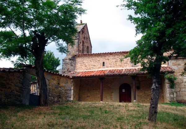 La coqueta iglesia de Piedrasecha, a la entrada del luger.