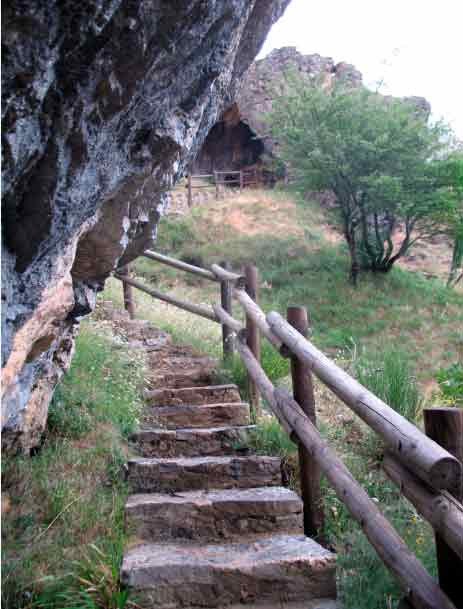 Subida a la gruta de la Virgen del Manadero. guiarte.com