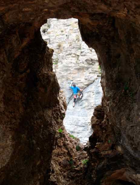 Desde el interior de la gruta, por las ventanas naturales, se ven a veces a los escaladores. guiarte.com
