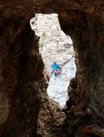 Desde el interior de la gruta,...