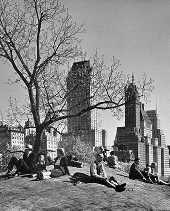 Descanso en Central Park a la hora de comer, Nueva York. Andreas Feininger