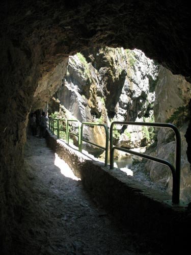 El sendero del Desfiladero del Cares va frecuentemente excavado en la misma roca. Guiarte.com Copyright