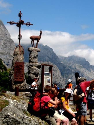 Excursionistas en el Mirador del Tombo, al fondo picos del Macizo occidental. Guiarte.com Copyright