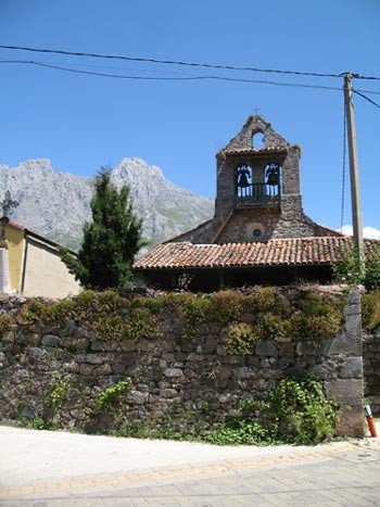 Iglesia de Posada, de bella factura, aunque afeada por el poste que le han puesto delante. Guiarte.com Copyright