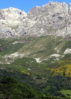 Sobre Soto de Valdeón asoman las montañas del Macizo Occidental de los Picos de Europa. Guiarte.com Copyright