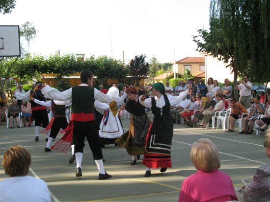Actuacion del Grupo de danzas de la Casa de León en Madrid. Guiarte Copyright