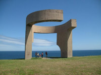 Estatua de Chillida, Elogio de...