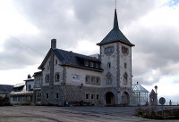 El cercano Parador de Turismo...