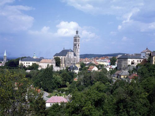 La silueta de la ciudad, dominada por la torre de la iglesia de Santiago. Fotografía de Turismo Checo