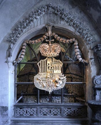 Huesos y calaveras, formando un escudo, en Kostnice. Imagen de Turismo Checo