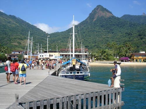 Puerto turístico de Abraão en Ilha Grande, estado de Rio de Janeiro. Guiarte Copyright