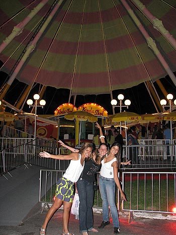 Turistas posando en la noria gigante instalada durante el carnaval de 2007 en el Fuerte de Copacabana, Río de Janeiro. Guiarte Copyright