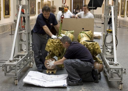 Operarios del Museo montan los leones que sirven de soporte al tablero de mesa de don Rodrigo Calderón.