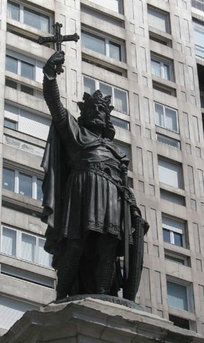 Junto al puerto deportivo, la estatua de don Pelayo, un héroe estimado en Gijón. Imagen de guiarte.com. Copyright.