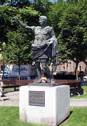 Una estatua de Augusto, en un espacio urbano de Gijón, justo encima de donde se hallan los restos de las termas. Imagen de guiarte.com. Copyright.