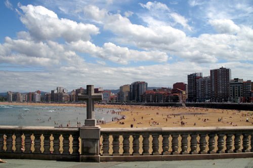 Una bella vista de la gran playa de San Lorenzo. Imagen de guiarte.com. Copyright.