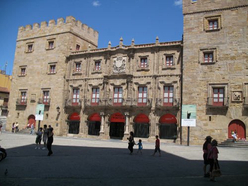 El Palacio de Revillagigedo es, tal vez, el edificio de más prestancia de la ciudad, con sus orgullosas torres almenadas. Imagen de guiarte.com. Copyright.