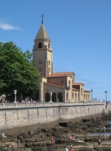 Iglesia de San Pedro, a la vera del mar. Imagen de guiarte.com. Copyright.