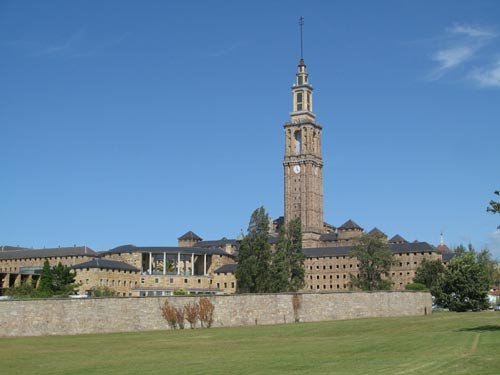 La silueta del inmenso edificio de la Universidad Laboral, está dominada por la elevada torre, de 120 metros de altura. Imagen de guiarte.com. Copyright.