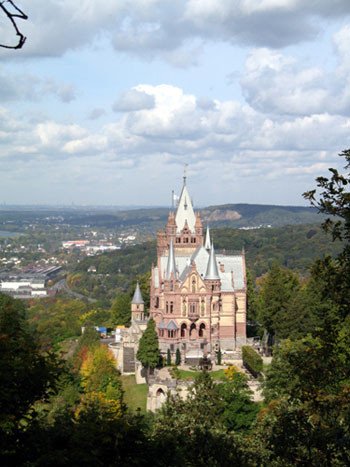 Castillo de Drachemburg, en el paisaje verdeante de Las Siete Montañas. Guiarte Copyright