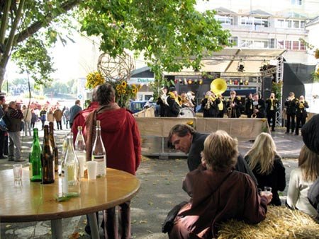 Fiesta del Vino Nuevo, en la plaza del ayuntamiento de Königswinter. Guiarte Copyright