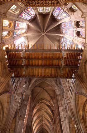 Una plataforma sobrevuela la nave central de la catedral de León, para permitir la recuperación de vidrieras