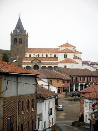 Casco urbano de Cea, con la iglesia de Santa María y la plaza pincipal