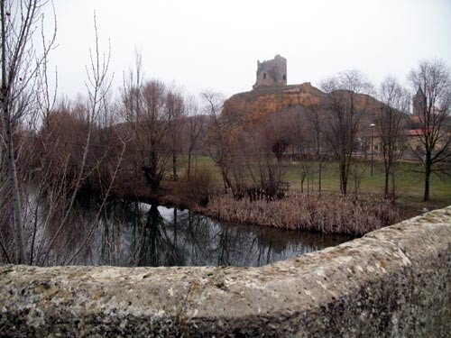 Desde el Puente Romano, la vega del Cea y el torreón del Castillo