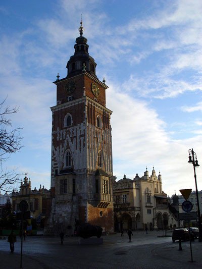 Torre Ratuszowa, en medio de la Plaza del Mercado. Imagen de Artur &#379;yrkowski, Municipality of Krakow, City Promotion and Marketing Office