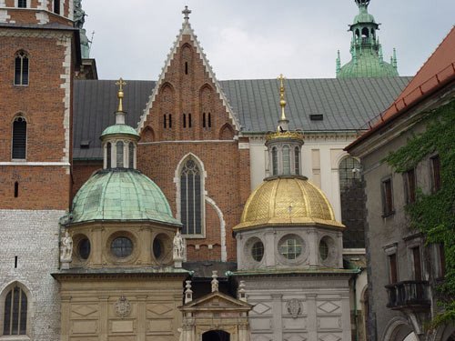 Detalle de la Catedral, ubicada sobre la colina de Wawel. Imagen de Artur &#379;yrkowski, Municipality of Krakow, City Promotion and Marketing Office
